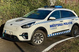 Jako první v Česku nasadili do ostré policejní služby elektromobil. Ušetřili, nebo prodělali? - Garáž.cz